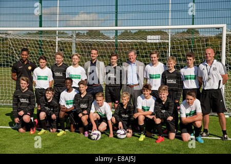 Kinder posieren für Fotos im Tor bei der Eröffnung der neuen 3G Tonhöhe an Charles Darwin Schule in Biggin Hill Stockfoto