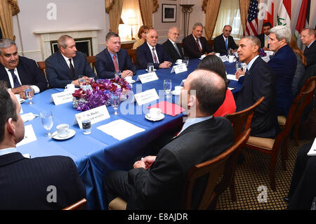 Präsident Obama, flankiert von National Security Adviser Susan Rice und US-Außenminister John Kerry, befasst sich mit Reportern auf Stockfoto
