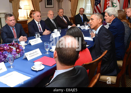 Präsident Obama, flankiert von National Security Adviser Susan Rice und US-Außenminister John Kerry, befasst sich mit Reportern auf Stockfoto