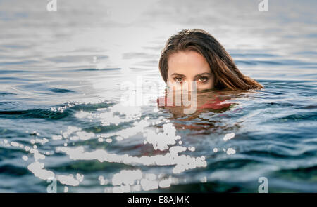 Porträt der jungen Frau beim Schwimmen im Meer, Castiadas, Sardinien, Italien Stockfoto