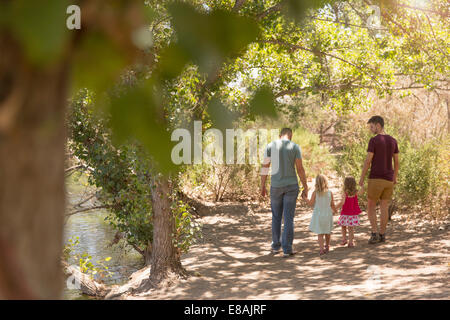 Rückansicht des männlichen Partner mit zwei Töchtern im Park spazieren Stockfoto