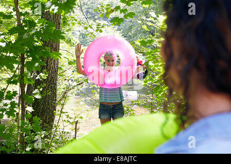 Wanderer im Wald mit aufblasbaren ring Stockfoto