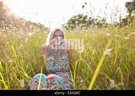 Frau im Bereich der Wildblumen Stockfoto