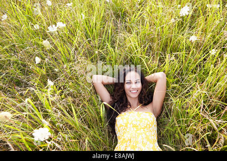 Frau im Bereich der Wildblumen Stockfoto