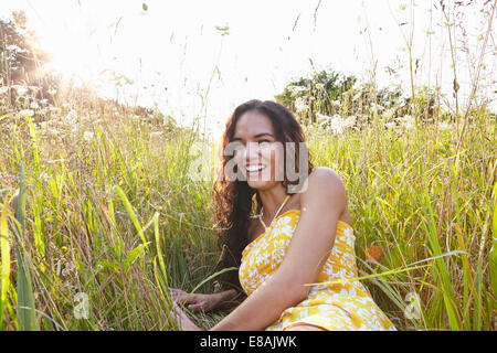 Frau im Bereich der Wildblumen Stockfoto