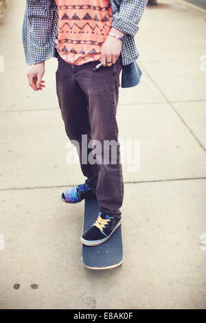 Skateboarder Beine auf Betondecke Stockfoto