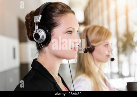 Call Center Team tragen headsets Stockfoto