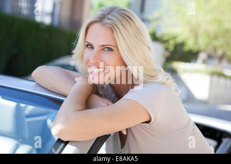 Frau neben ihr Cabrio Stockfoto