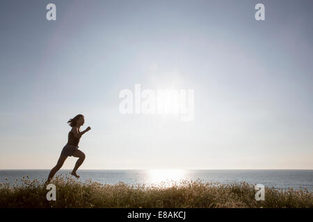 Frau gegen Skyline springen Stockfoto