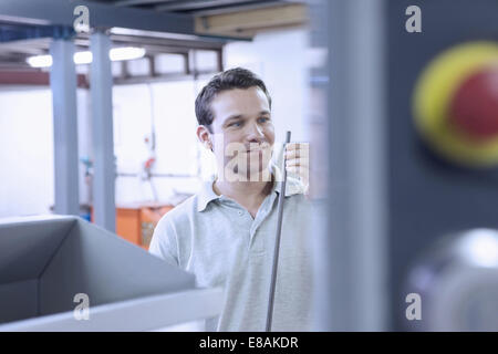 Ingenieur in CNC-Technik, Produktion und Qualitätskontrolle Stockfoto