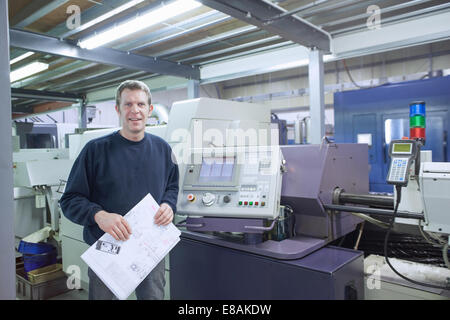 Ingenieur in CNC-Technik, Produktion und Qualitätskontrolle Stockfoto