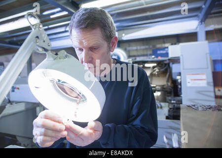 Ingenieur in CNC-Technik, Produktion und Qualitätskontrolle Stockfoto