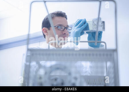 Ingenieur in CNC-Technik, Produktion und Qualitätskontrolle Stockfoto