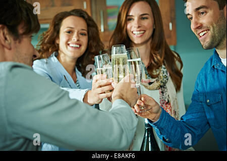 Freunde zu Hause feiern Stockfoto