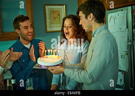 Freunde Geburtstag zu Hause feiern Stockfoto