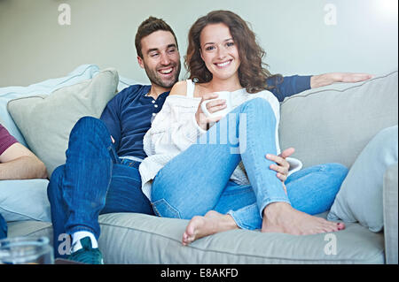 Paar auf Sofa chillen Stockfoto