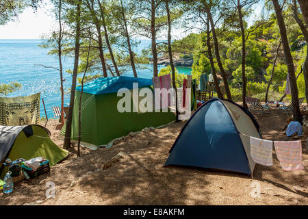 Zelten auf der Klippe im Campingplatz Lili, Jagodna Dorf, Insel Hvar, Kroatien Stockfoto