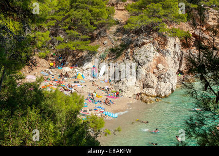 Touristen an einem Strand in Jagodna Dorf, Insel Hvar, Kroatien Stockfoto