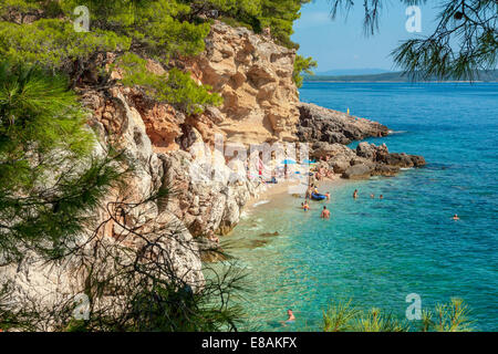 Touristen an einem Strand in Jagodna Dorf, Insel Hvar, Kroatien Stockfoto