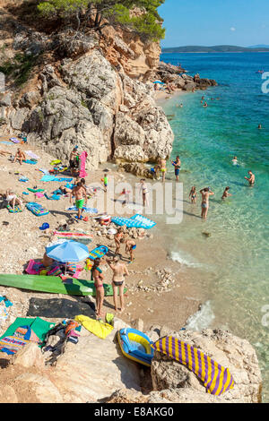 Touristen an einem Strand in Jagodna Dorf, Insel Hvar, Kroatien Stockfoto