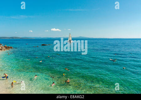 Touristen, die im Adriatischen Meer, Schwimmen, Jagodna Dorf, Insel Hvar, Kroatien Stockfoto