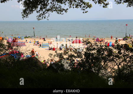 Blick durch die Bäume des Menschen auf Avon Strand Mudeford Dorset England Stockfoto