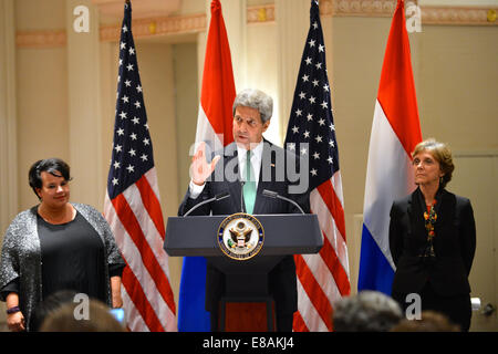 Flankiert von niederländischen Landwirtschaftsminister Sharon Dijksma und des Sekretariat des Sonderbeauftragten für globale Ernährungssicherheit, Dr. Nancy Stetson, liefert US-Außenminister John Kerry Bemerkungen bei einem Empfang für die globale Allianz für klimafreundliche ausm Stockfoto