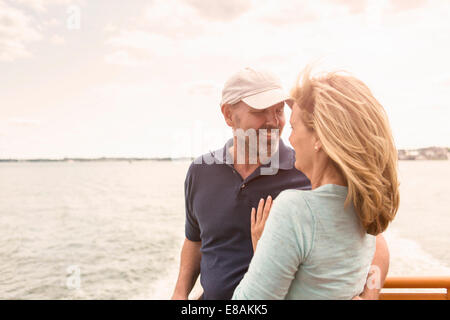 Älteres Paar auf Passagier-Fähre-deck Stockfoto