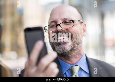 Reifen Mann mit Smartphone, Nahaufnahme Stockfoto