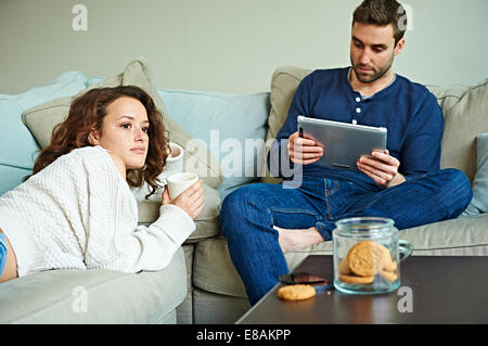 Paar beim eigenen Ruhezeit auf sofa Stockfoto