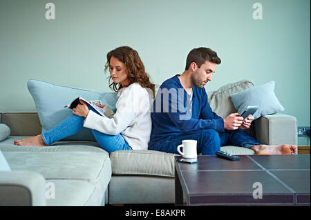 Paar auf Sofa lesen Stockfoto