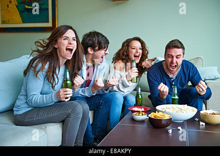 Gruppe von Freunden, die gerade Sport im Wohnzimmer Stockfoto