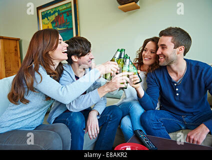 Gruppe von Freunden, die gerade Sport im Wohnzimmer Stockfoto