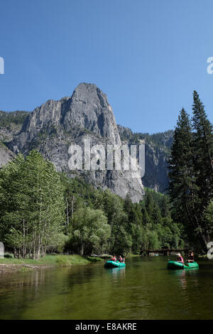 Der Fluss Merced im Yosemite Park mit rafting auf Menschen Stockfoto