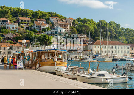 Touristen betreten Kreuzfahrtschiff in Jelsa, Insel Hvar, Kroatien Stockfoto