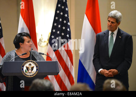 US-Außenminister John Kerry hört, wie niederländischen Landwirtschaftsminister Sharon Dijksma Hinweise auf einem Empfang für liefert die Stockfoto