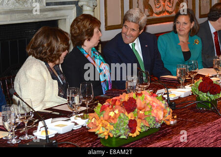 Mit Teresa Heinz Kerry und Assistant Secretary Of State für europäischen und eurasischen Angelegenheiten Victoria Nuland Blick auf US-Außenminister John Kerry Gespräche mit EU Hohe Vertreterin Catherine Ashton am transatlantischen Dinner in New York City am Se Stockfoto