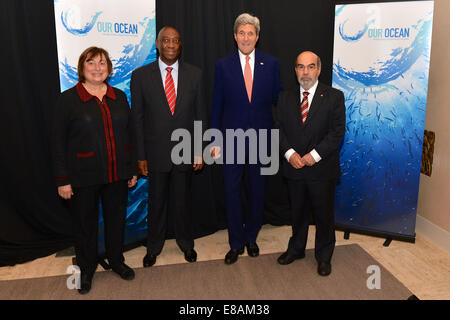 Von links nach rechts, Staatssekretär für wirtschaftliches Wachstum, Energie, und die Umwelt Catherine Noveilli, Mosambik Außenminister Oldemiro Balói, US-Außenminister John Kerry und UN Food und Landwirtschaft Organisation Generaldirektor J Stockfoto