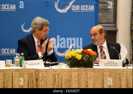 US-Außenminister John Kerry begrüßt UN-Lebensmittel und Landwirtschaft Organisation Director-General José Graziano da Silva nach lieferte er Hinweise auf eine Veranstaltung zum Thema "Our Ocean: nächste Schritte auf nachhaltige Fischerei und Marine Schutzgebiete," in New Stockfoto