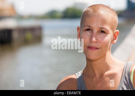 Porträt der ruhige junge weibliche Krebs-Überlebenden Stockfoto