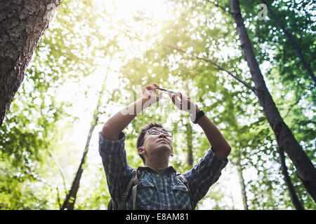 Wanderer nehmen Foto auf Kamera-Handy im Wald