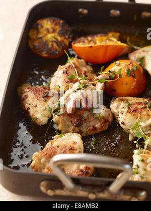 Rustikale geröstetem Knoblauch Huhn mit Orange und Thymian Stockfoto