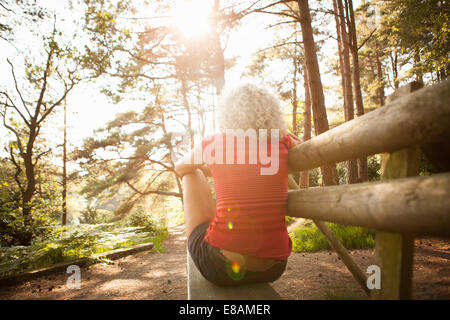 Frau, die Natur genießen, die blauen Pool, Wareham, Dorset, Großbritannien Stockfoto