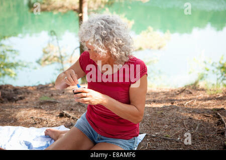 Frau am blauen Pool, Wareham, Dorset, Vereinigtes Königreich Stockfoto