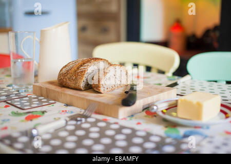Traditionellen Tisch für Frühstück mit Brot und butter Stockfoto