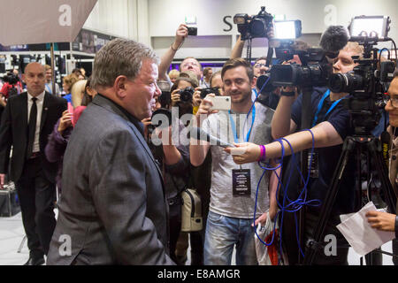 London, UK. 3. Oktober 2014. William Shatner wird von Presse am Zielort Star Trek Veranstaltung, Excel Centre, Docklands interviewt. Bildnachweis: Robert Stainforth/Alamy Live-Nachrichten Stockfoto