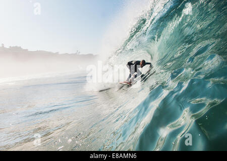Mitte erwachsenen Mannes Surfen rollenden Welle, Leucadia, Kalifornien, USA Stockfoto