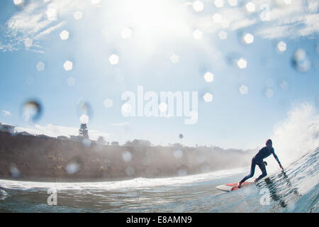 Mitte erwachsenen männlichen Surfer gelehnt in Welle, Leucadia, Kalifornien, USA Stockfoto