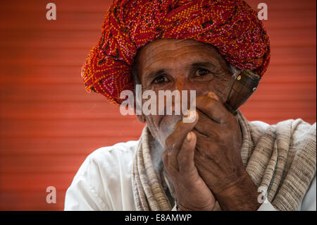 Älterer Mann indische traditionelle Pfeife Stockfoto