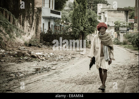 Landleben in Rajasthan, Wandern Mann in traditioneller Kleidung Stockfoto